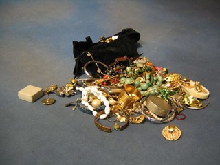 A quantity of costume jewellery