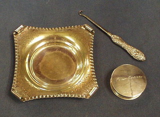 A circular silver rouge pot, Birmingham 1934, 2", a silver plated ashtray and a silver handled button hook