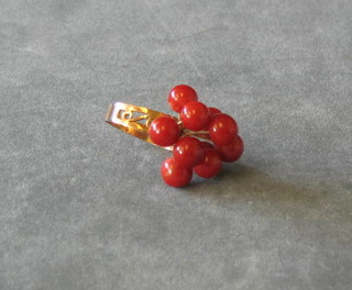 A lady's Oriental gold dress ring set jade cherry buds