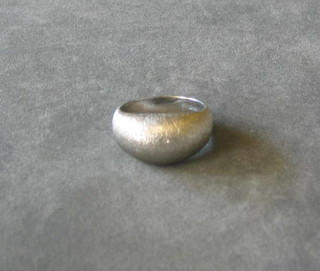 A lady's 14ct white gold dress ring