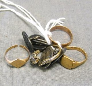 A 9ct gold wedding band, a 9ct gold signet ring, a 9ct gold signet ring (cut), a dress ring and 2 of silver cufflinks