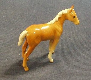 A Beswick figure of a standing Palimino pony 3" (right hoof f)