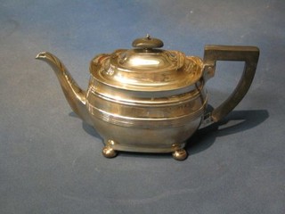 A Georgian style silver teapot, raised on 4 bun feet, Sheffield 1918, 18 ozs
