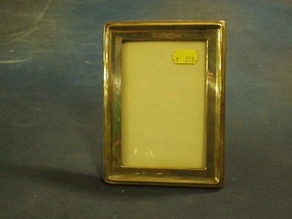 A plain silver easel photograph frame, Birmingham 1919 7" x 5"