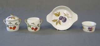 6 Royal Worcester Evesham Gold ramekins, 8 matching preserve jars and covers and 11 gratin dishes