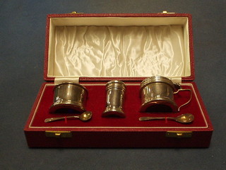 A 3 piece plain silver condiment set comprising mustard pot, pepper pot, salt and 2 condiment spoons Birmingham 1948, cased