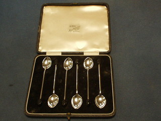A set of 6 silver bean end coffee spoons, Sheffield 1923 by Walker & Hall cased