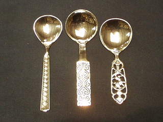 3 "Swedish" silver preserve/caddy spoons, 2 ozs