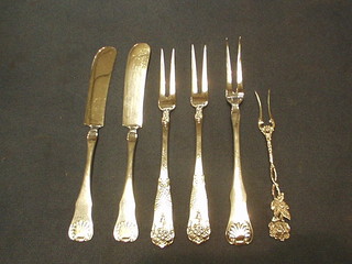 4 "Swedish" silver pickle forks and 2 "Swedish" silver butter knives, all with shell decoration, 4 ozs