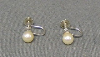A pair of simulated pearl earrings and a silver brooch (f)