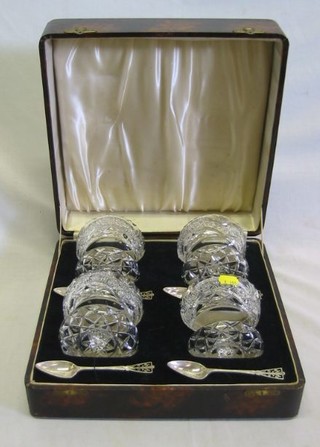 A set of 4 cut glass sundae dishes and 4 silver grapefruit spoons with Jubilee mark 1935, contained in a fitted case