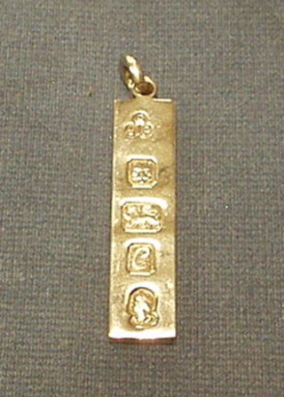 A 1977 Silver Jubilee, silver ingot pendant