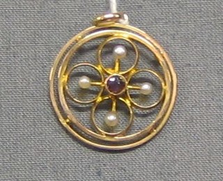 An Edwardian 9ct gold pendant set amethyst and 4 pearls