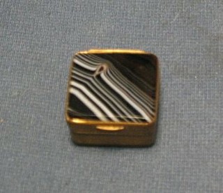 A 19th Century agate and gilt metal pill box with hinged lid 1"