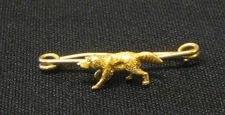 A gold bar brooch cast a setter