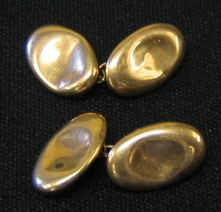 A pair of 9ct gold cufflinks