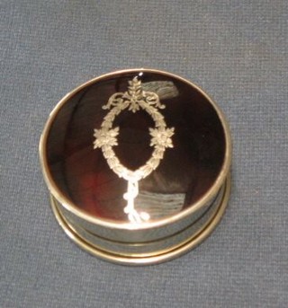 A circular silver and tortoiseshell rouge pot 2" Birmingham 1919