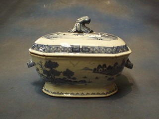 A Nankin porcelain tureen and cover 13"
