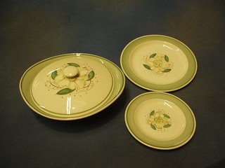 A 20 piece Susie Cooper pottery dinner service with floral decoration comprising 2 tureens and covers, 6 10" dinner plates, 6 9" side plates, 6 7" tea plates,
