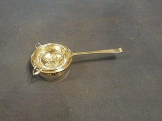 A silver tea strainer and stand Birmingham 1953 2 ozs