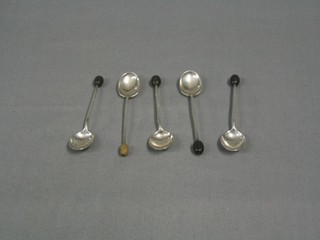 A set of 5 silver coffee spoons with bean ends, Sheffield 1929