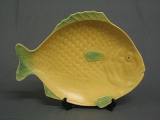 A Shorter & Sons 7 piece fish shaped dinner service with 14" serving plate and 6 dinner plates 9" (1f)