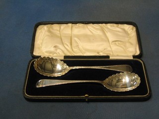 A pair of Victorian engraved silver Old English pattern servers Sheffield 1899 by James Dixon & Sons 3 ozs