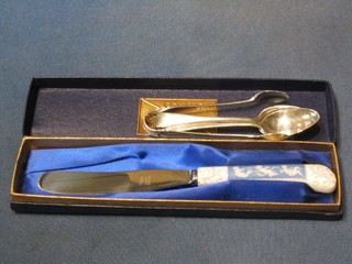 2 silver Old English pattern tea spoons, a pair of silver sugar tongs and a stainless steel butter knife with Coalport handle, cased