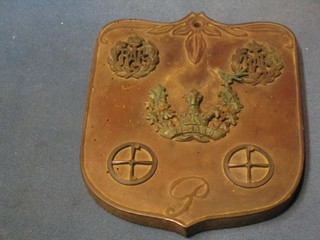 A WWI carved wooden plaque with Gordon Highlander's cap badge (f), 2 RAF cap badges and 2 Flight Engineer's cap badges