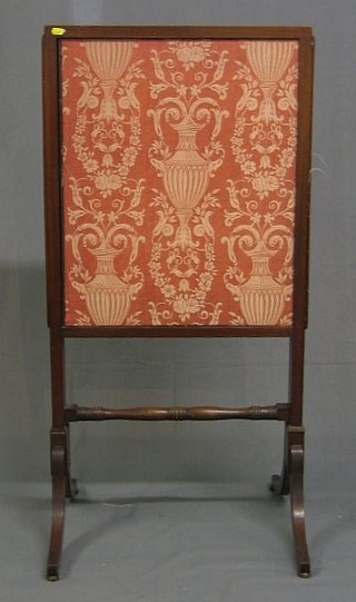 An Edwardian mahogany fire screen on splayed supports 24"