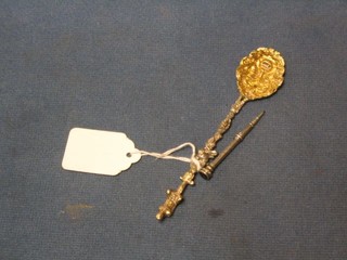 A gilt metal tea spoon and a propelling pencil