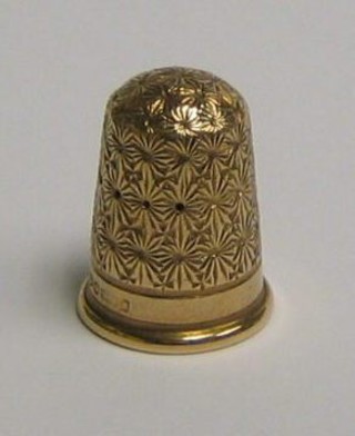 A 9ct gold thimble