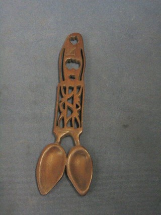 A pierced carved Welsh double bowl "Love Spoon" 8 1/2"