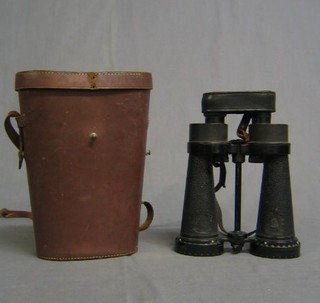 A pair of WWII Admiralty binoculars by Barr & Stroud marked 7x C.F.41, London and Glasgow, AP no. 1900A serial no. 29152, with sun shades, complete with leather carrying case