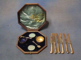 2 circular silver plated salts in the form of churns with 2 matching silver plated spade servers and 6 steel bladed tea knives with silver pistol grip handles