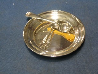 A circular silver dish, 1932, 3 silver condiment spoons and a horn condiment spoon