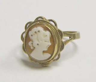A 9ct gold cameo ring set a shell carved cameo portrait of a lady