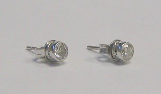 A lady' of diamond ear studs (approx 0.40ct)