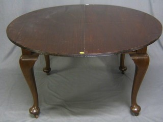 A 19th/20th Century Georgian style oval mahogany extending dining table with 2 extra leaves, raised on cabriole supports