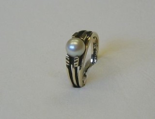 A 9ct gold dress ring set a pearl