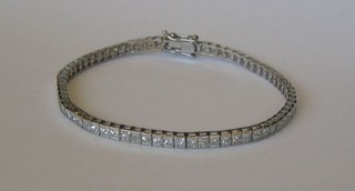 A lady's particularly attractive modern 18ct white gold bracelet set approx 68 diamonds (approx 5ct)