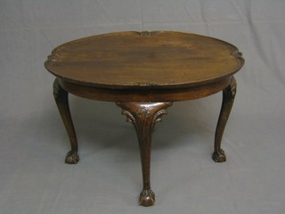 A Georgian style oval walnutwood occasional table, raised on cabriole, ball and claw supports 28"