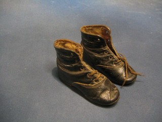 A pair of Victorian childs black leather boots 5"