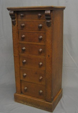 A Victorian oak Wellington chest of 7 drawers with tore handles (slight hole to top) 19" 