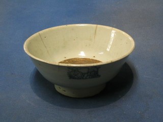An 18th/19th Century circular Oriental blue and white porcelain rice bowl (cracked) 7 1/2"