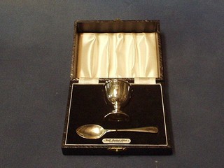 A plain silver egg cup and spoon, Birmingham 1960, cased