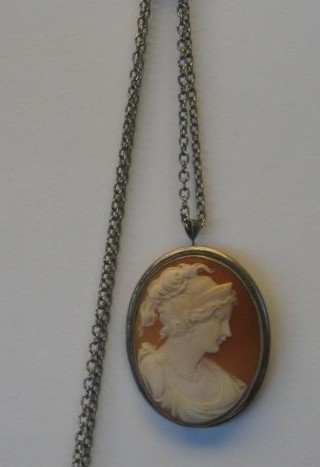 An oval shell carved cameo portrait brooch of a lady, hung on a silver chain