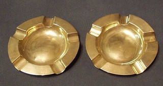 A pair of Art Deco silver ashtrays, Birmingham 1929 and 1930, 5 ozs