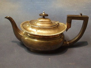 A silver Georgian style teapot, London 1923, 22 ozs