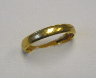 An 18ct gold wedding band